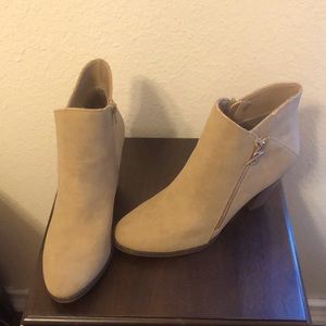 Women’s ankle booties